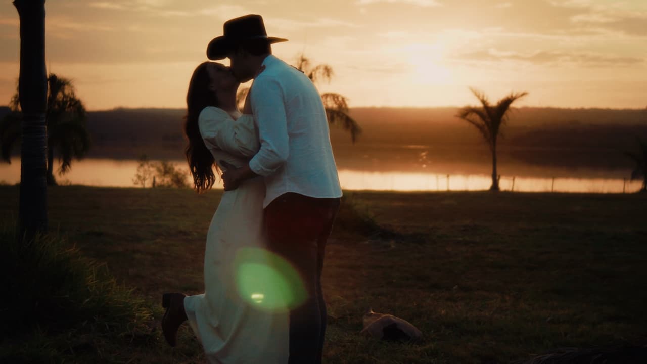 Casal em um momento romântico ao pôr do sol — capa antes do vídeo do hero